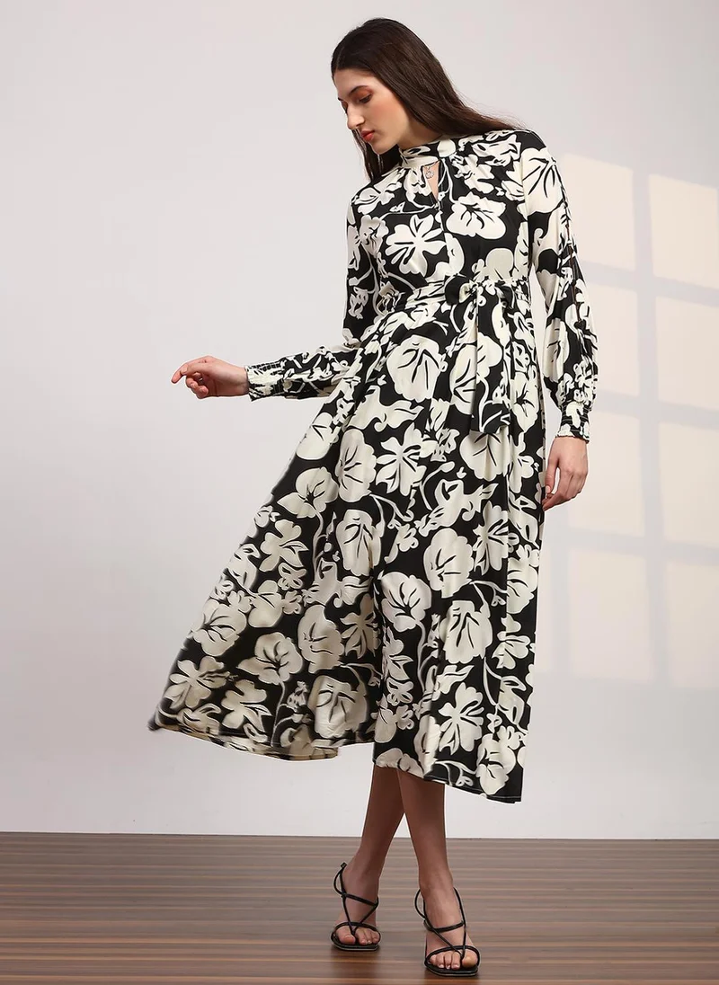 جلو باص فستان ميدي نسائي أسود بطبعة زهور كاملة ورقبة عالية وأكمام أسقف وحزام بقصة واسعة